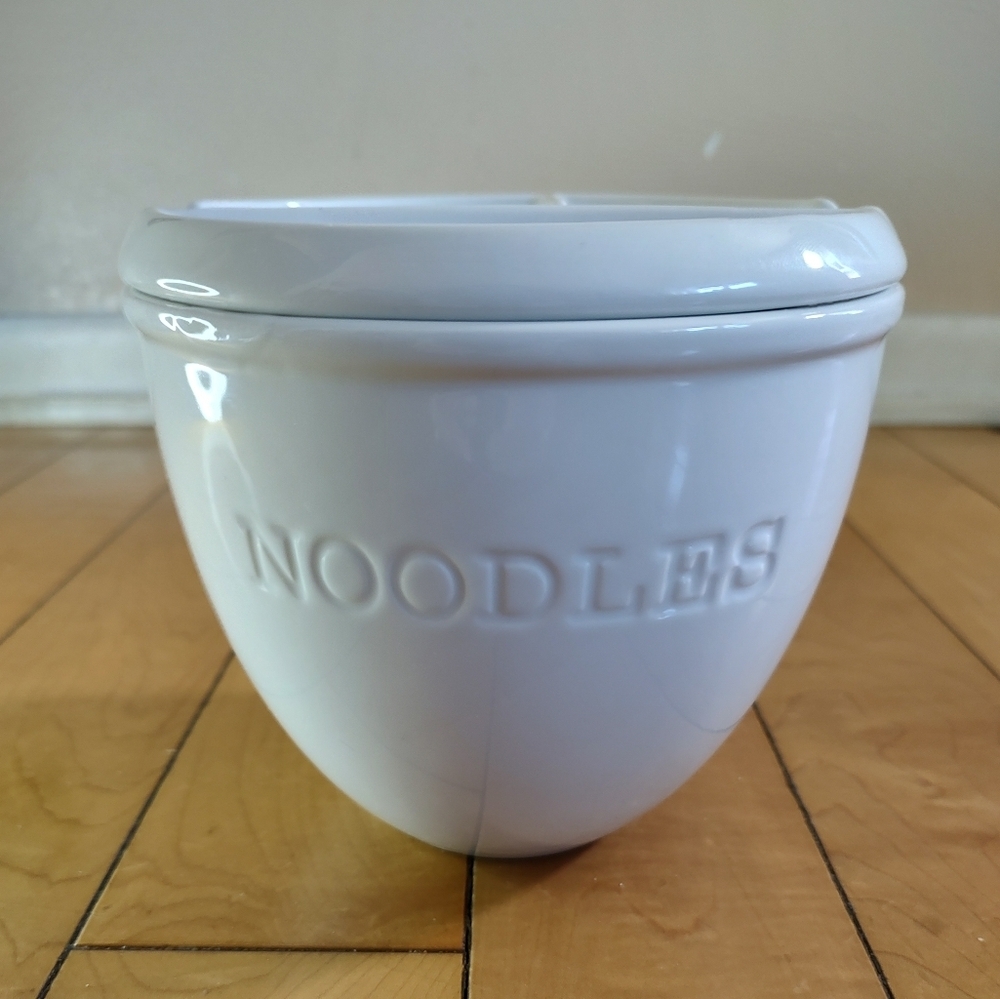 Our Table Simply White Ramen Noodles Ceramic Bowl With Partitioned Lid